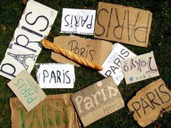 Une petite collection de pancartes Paris pour le Projet 888 durant le lequel 150 autostoppeurs ce sont réunis et ont campés face à la Tour Eiffel.